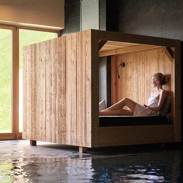 Ruhe & Entspannung: Holzliege im Blasla Hof