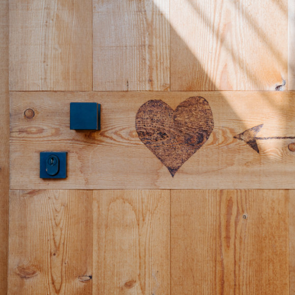 Ein Herz für Holz - Holztür mit Herzgravur