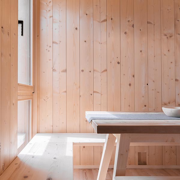 Wohnen im Blasla Hof - Holztisch