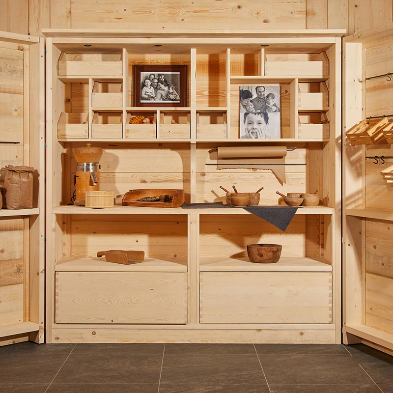 Holzschrank mit Fotos und Holzschalen
